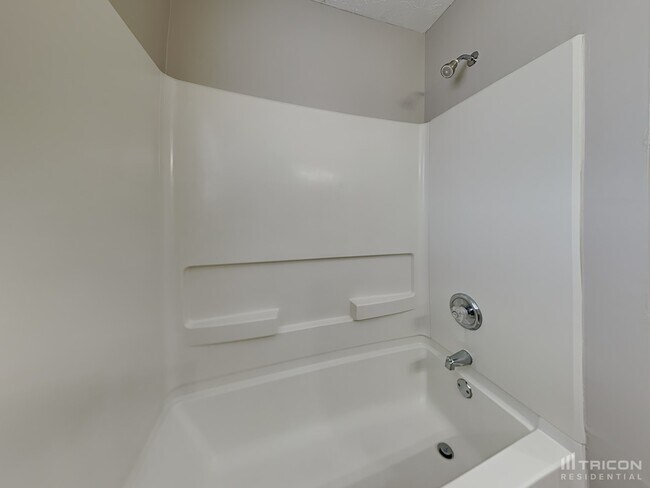 Building Photo - 325 Plantation Blvd