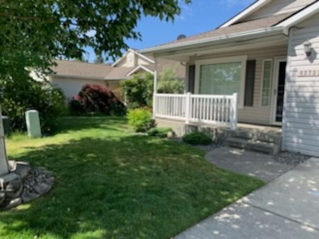 Building Photo - CDA Place Garden Home in Gated Community!