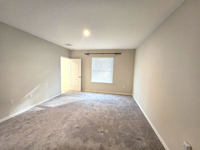 Building Photo - Stunning 4 bedroom, 2-bathroom home