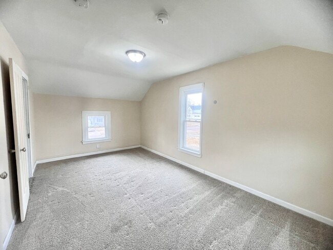 Building Photo - 4-Bedroom/2-Bath Home for Rent in Clinton, IA