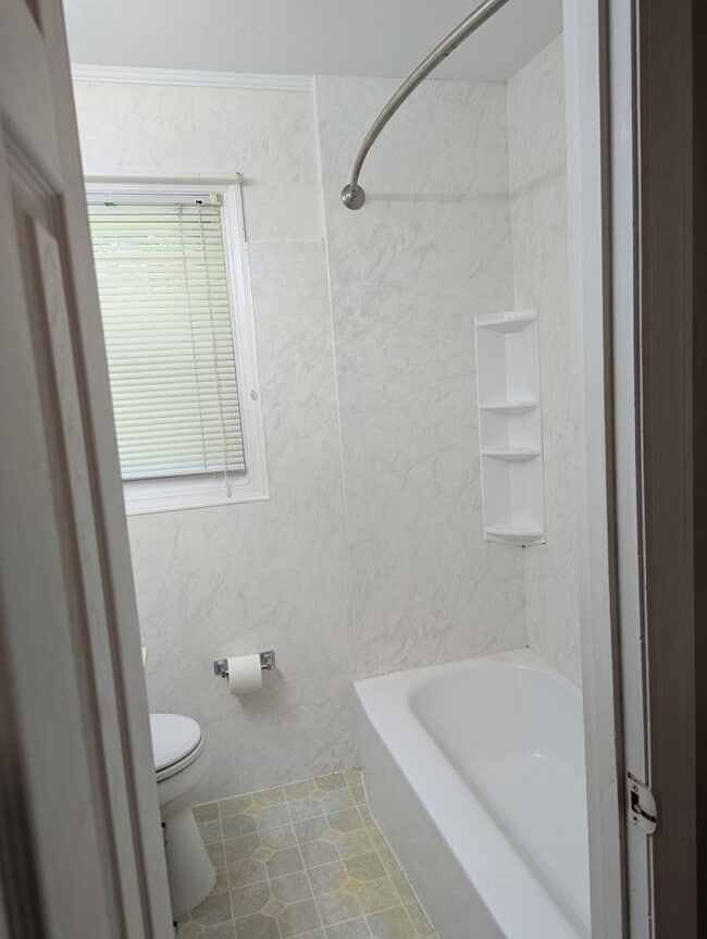 Building Photo - Fully Updated 3 Bedroom Home For Rent
