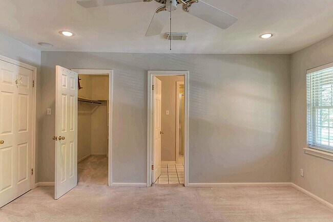 Building Photo - 14627 Carolcrest Dr