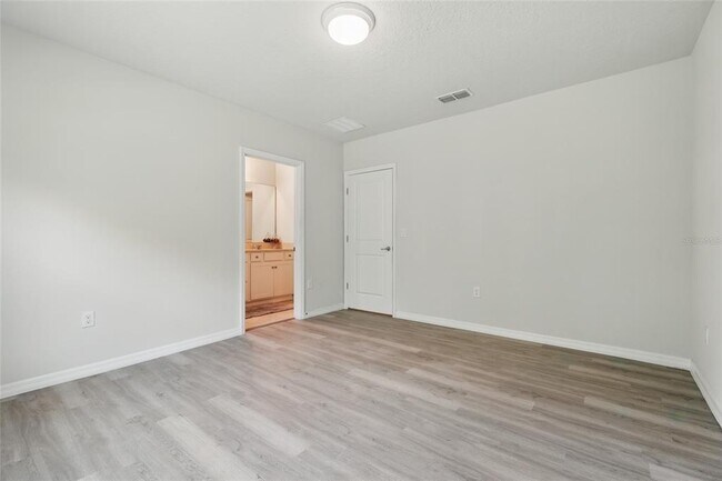 Building Photo - 5079 Royal Point Ave