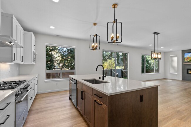 Building Photo - 4bd/2.75ba Seattle Home