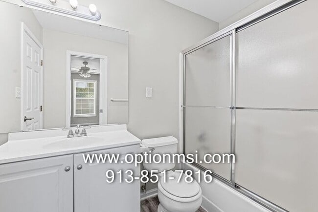 Building Photo - Welcome home to this beautifully updated 3-bedroom, 2-bath duplex in the heart of Johnson County!