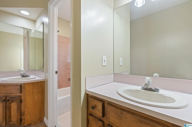 Building Photo - 5100 Weatherford Dr