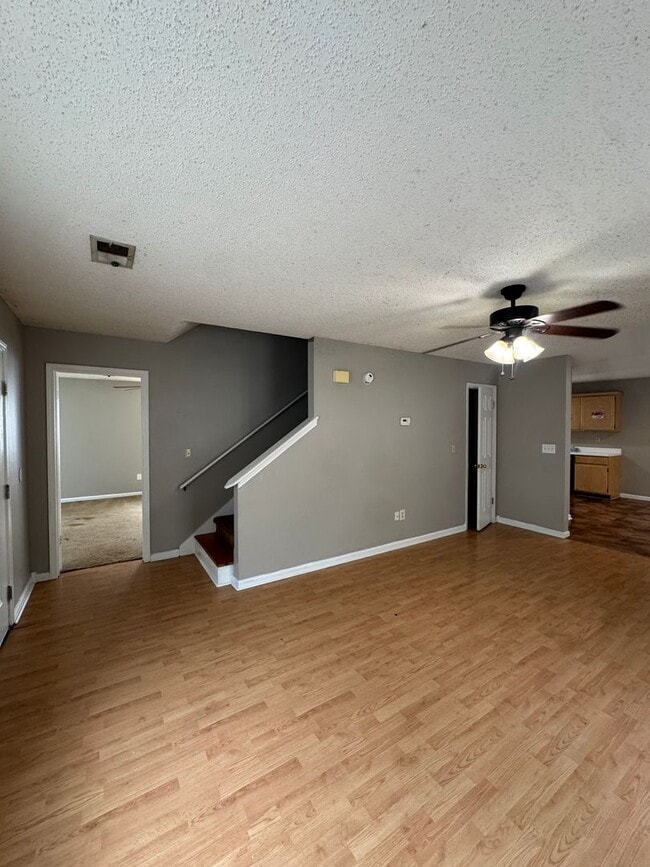 Building Photo - 3 Bed / 2 Bath off of South Caraway Available Now