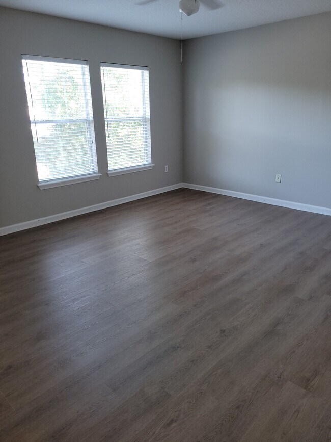 Building Photo - 301 Cherry Way