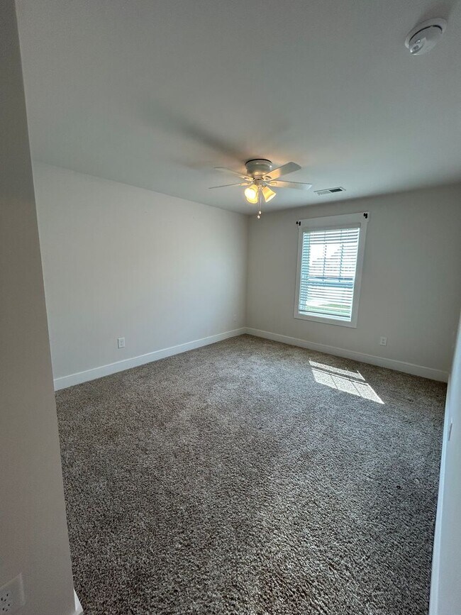 Building Photo - 114 Pewter Cir