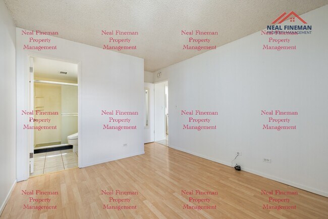 Building Photo - 2 Bed 2 Bath, One parking. Tenant pay all ...