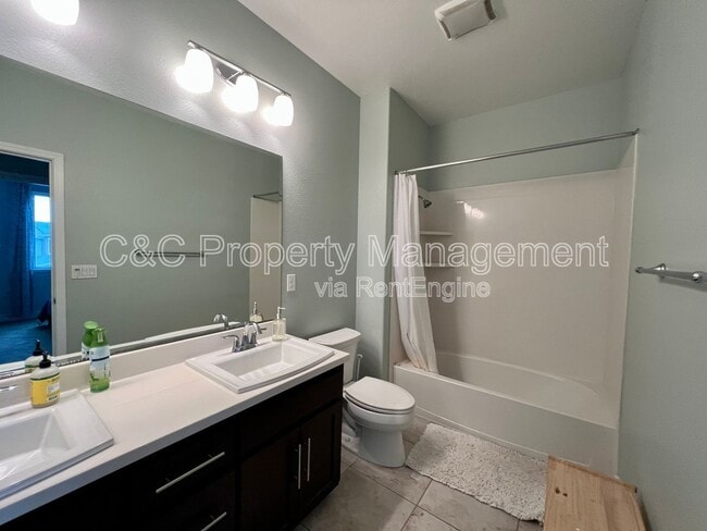 Building Photo - 215 9th St