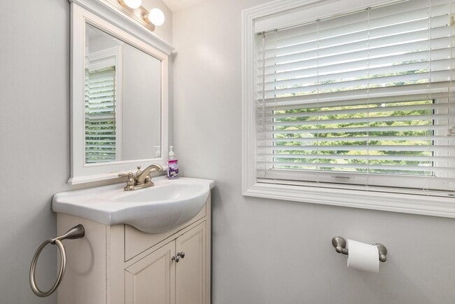 Building Photo - 39 Cable Rd