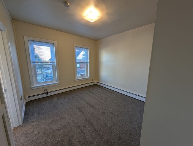 Building Photo - 2nd Floor 2 Bedroom Apartment