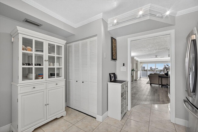 Building Photo - 801 Lake Shore Dr