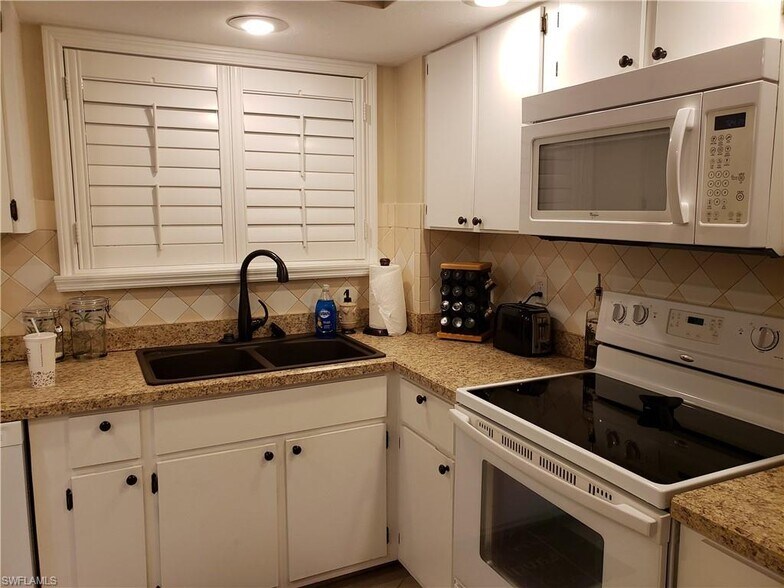 Kitchen - 2121 Collier Ave