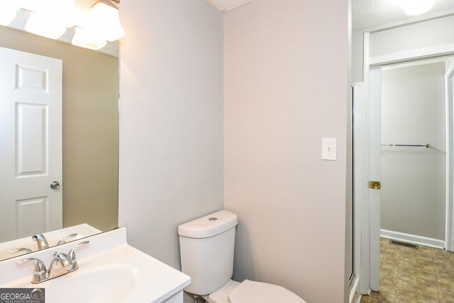 Building Photo - 3332 Chesterfield Ct