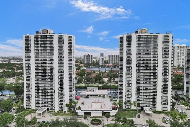 Building Photo - 3625 N Country Club Dr