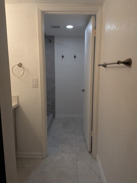 Building Photo - 122 S Hardy Dr