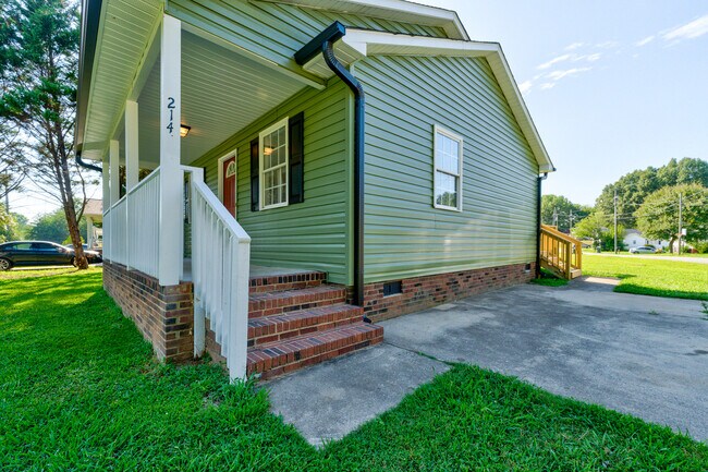 Building Photo - 214 Putnam St