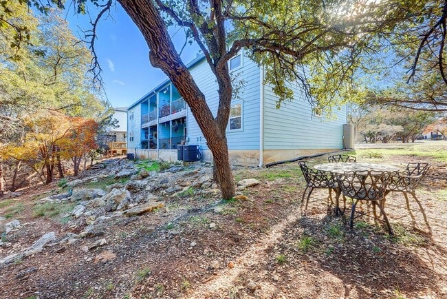 Building Photo - 358 Shady Bluff Dr