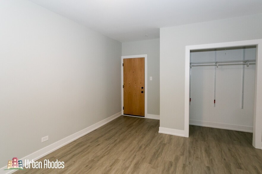 Building Photo - 705 W Brompton Ave