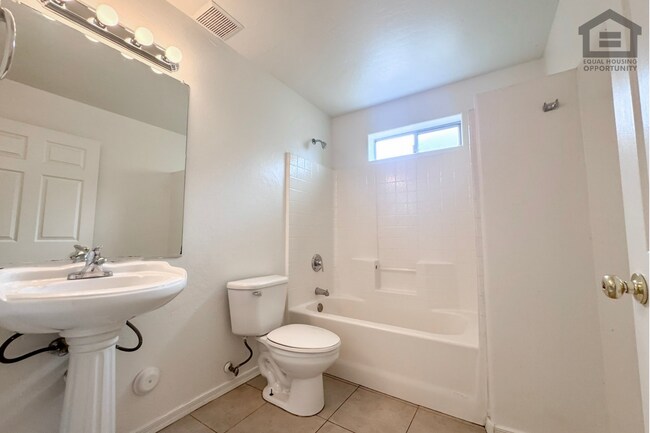 Building Photo - 2 Bed/1 bath Downstairs Apartment at 40th St/Bell Rd