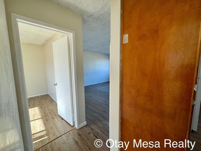 Building Photo - Charming 2-Bedroom Home with Expansive Out...