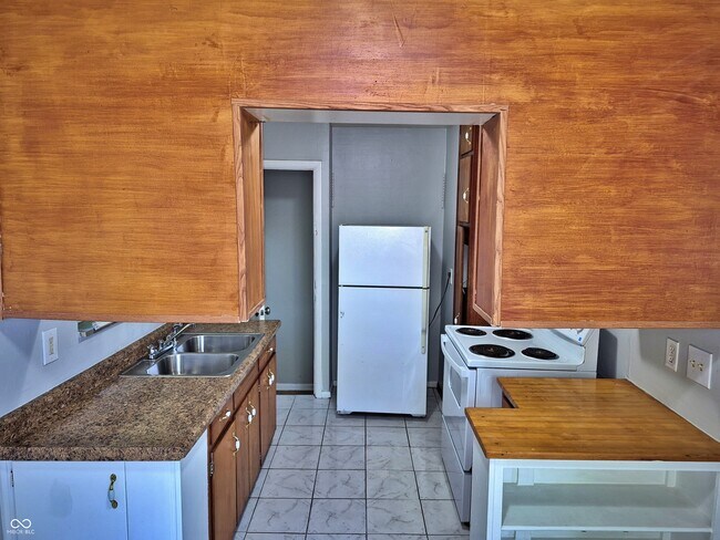 Building Photo - 1450 N Campbell Ave