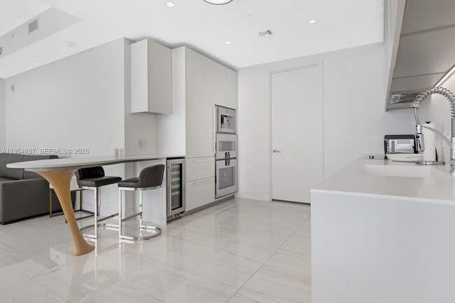 Building Photo - 16901 Collins Ave