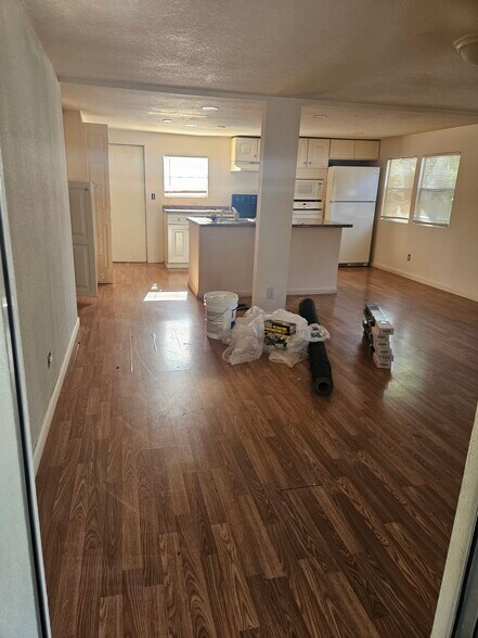 Building Photo - 13530 SW 7th Pl