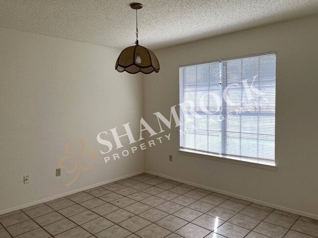 Building Photo - Hewitt Townhome