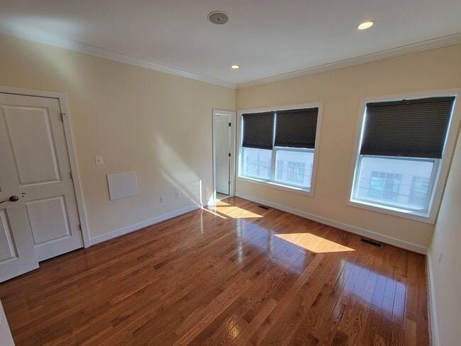 Building Photo - 127 Quincy Pl NE