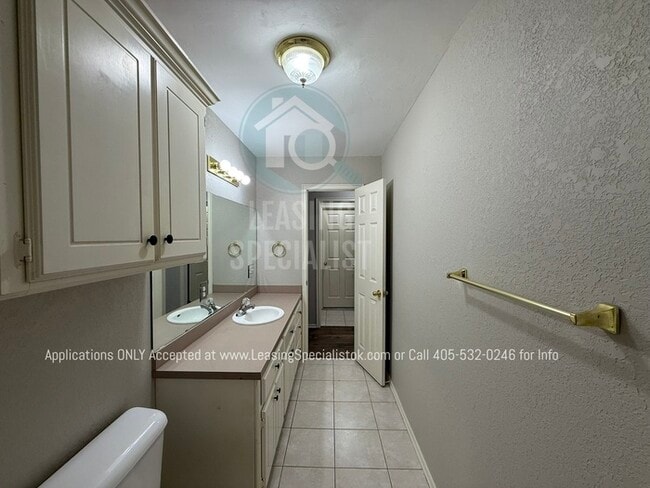 Building Photo - West Norman 3 Bed 2 Bath Garden home!