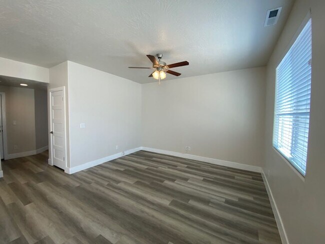 Building Photo - Beautiful 3 Bedroom Townhome Close to Amenities! $200 Off First Month's Rent!