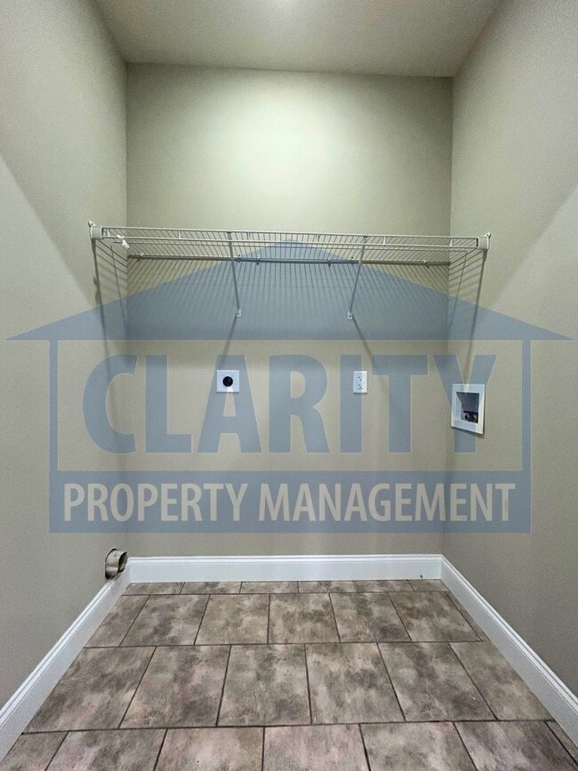 Building Photo - Two bedroom Townhome!