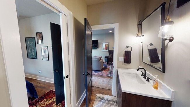 Building Photo - Cozy Fully Furnished Edgehill Apartment- A...