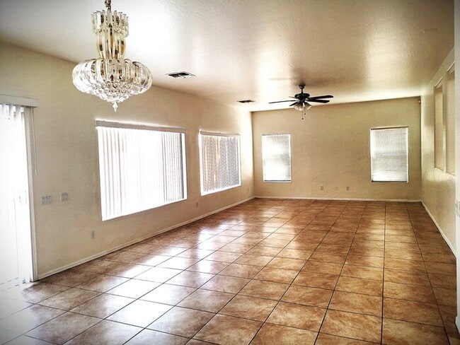 Building Photo - LARGE 5 bedroom 3 bath