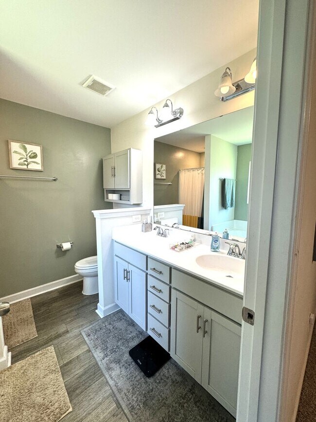 Building Photo - Beautiful home! Convenient to the city with all shopping!