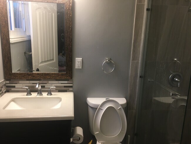 Building Photo - 1822 Eisenhower Dr