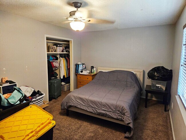 Building Photo - Beautiful 4 Bedroom / 2 Bath Large Home wi...