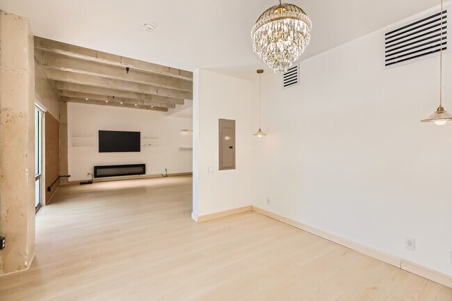 Building Photo - 1115 S Alamo St