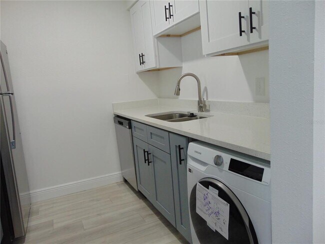 Building Photo - 9005 Tudor Dr