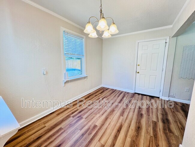Building Photo - 3222 Selma Ave
