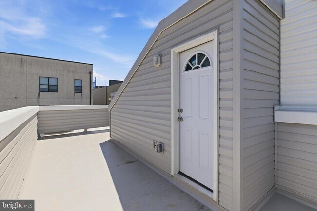 Building Photo - 1511 W Flora St