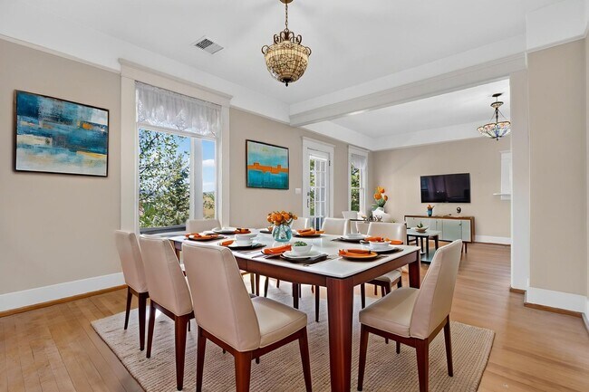 Building Photo - 3 Bedroom with Historical Charm Close to Square
