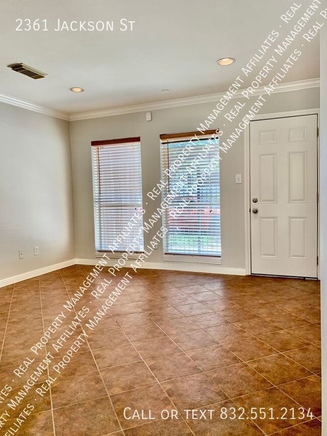 Building Photo - Middle Stunner