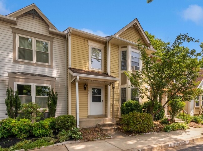 Building Photo - Spacious 3br Townhome with Deck& Patio. Re...