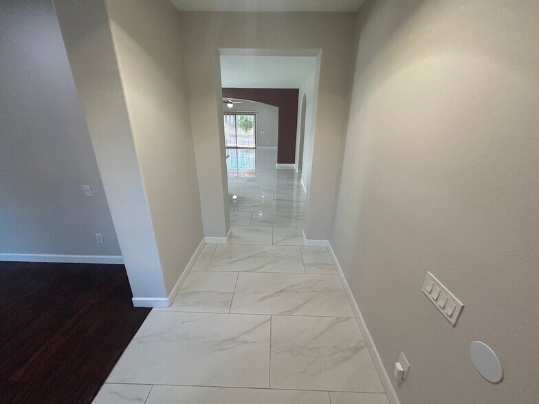 Building Photo - 10765 W Avenida del Rey