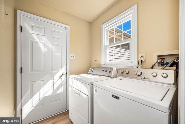 Building Photo - 401 Alderbrook Dr