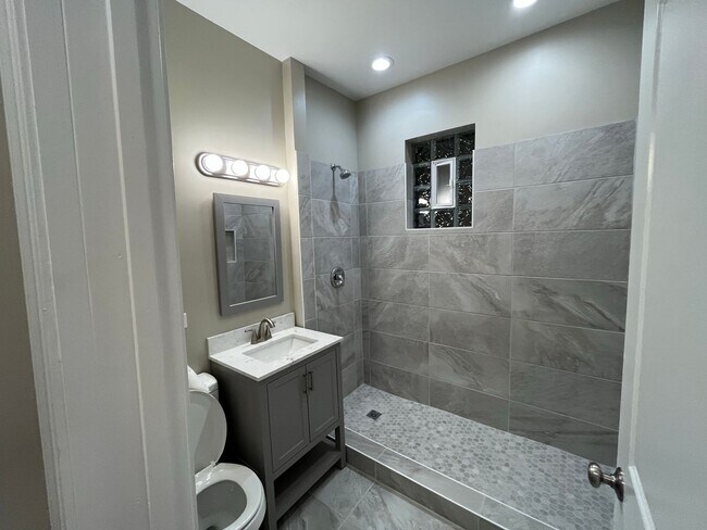 Building Photo - Albany Park rehabbed 2 bedroom close to Metra station.